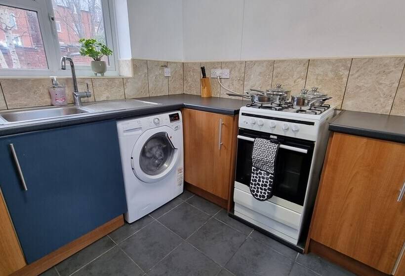 레지던스 Spacious 4 Bed House Great Location Coventry
