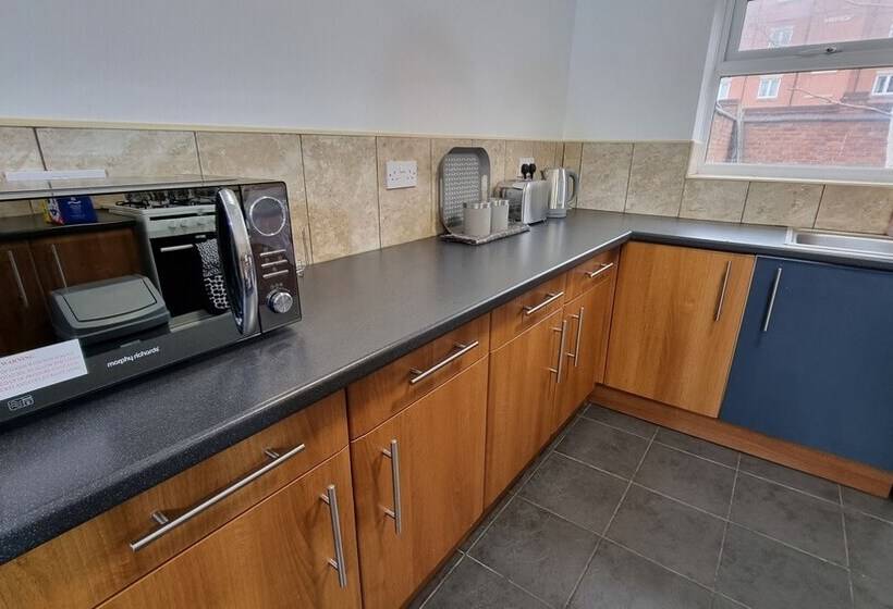 اقامتگاه Spacious 4 Bed House Great Location Coventry
