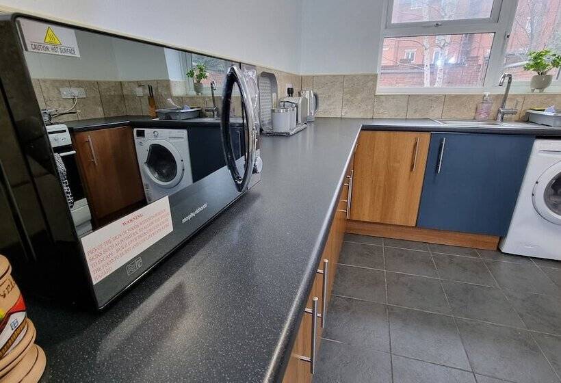 레지던스 Spacious 4 Bed House Great Location Coventry