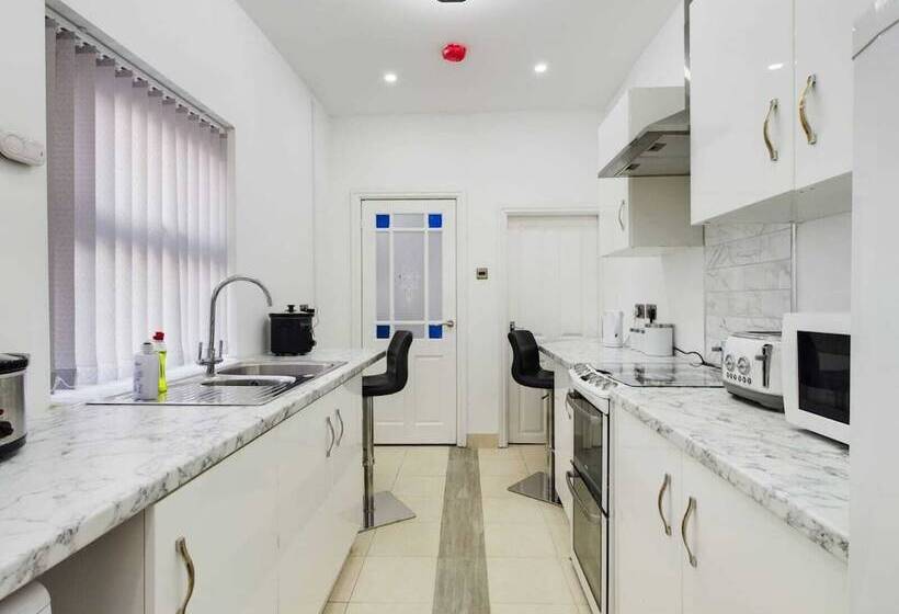 레지던스 Stunning 4 Bed House Fully Refurbished Modern