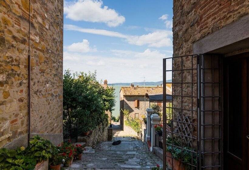 Romantic Cottage In San Feliciano With Garden