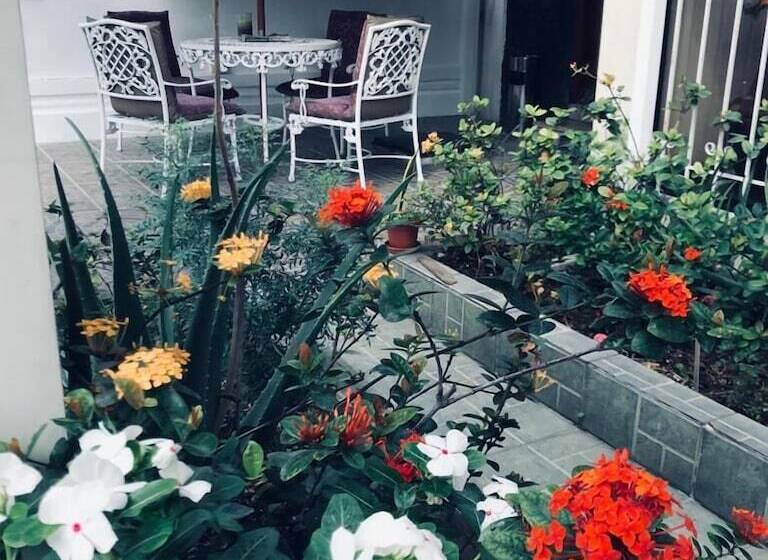 تختخواب و صبحانه Villa Garza Inn