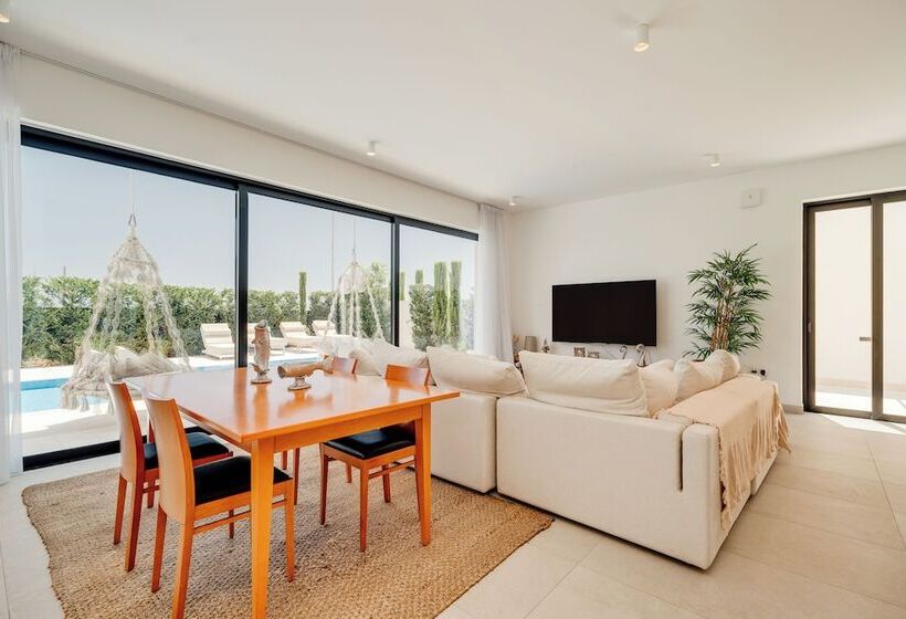 ホテル Periyiali Konnos Villas Beach Resort