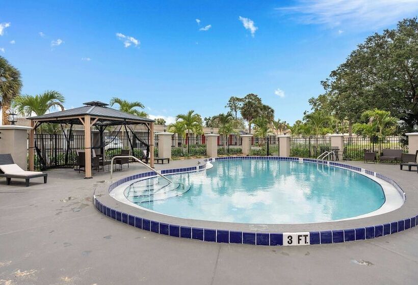 Отель Travelodge By Wyndham Kissimmee/orlando