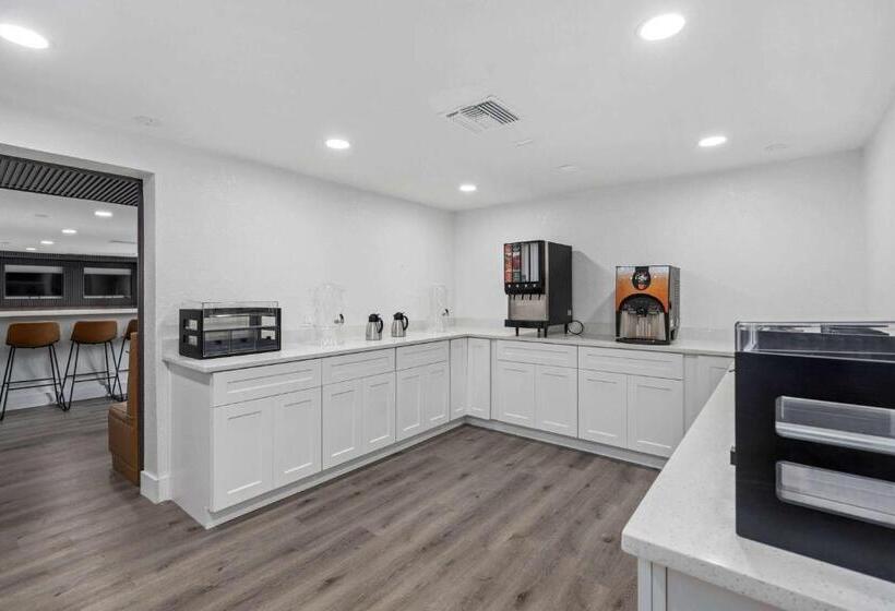 Отель Travelodge By Wyndham Kissimmee/orlando