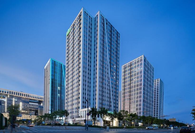 Отель Wingate By Wyndham Wuhan Optics Valley