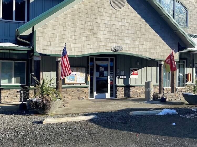 汽车旅馆  Watefront At Potlatch