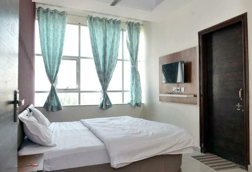 בית מלון כפרי Ira Mansarovar Jaipur