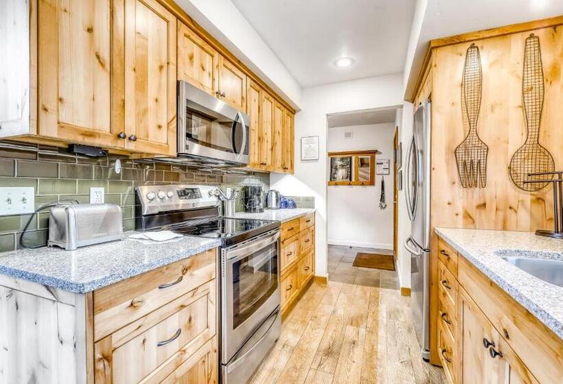 هتل Meadow House 30 | Discover Sunriver