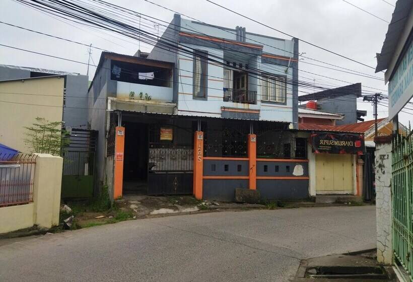 בית מלון כפרי Oyo 92100 Kost Biru