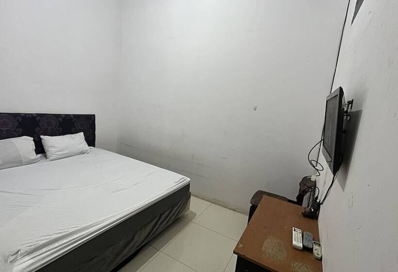 בית מלון כפרי Oyo 92100 Kost Biru