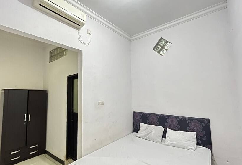 בית מלון כפרי Oyo 92100 Kost Biru