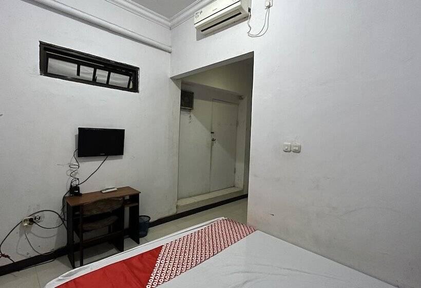 בית מלון כפרי Oyo 92100 Kost Biru