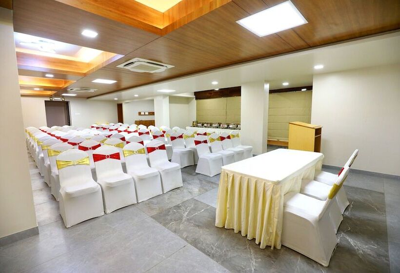 酒店 The Grand Ladhukara