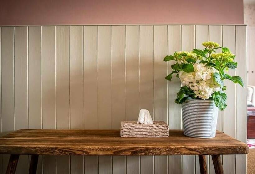 Отель The White Lion