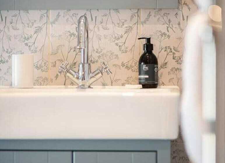 Отель The White Lion