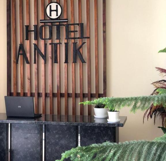 تختخواب و صبحانه Antik