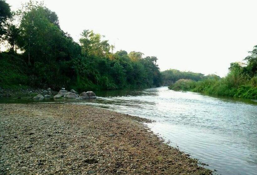 Bed and Breakfast Baan Naratawan