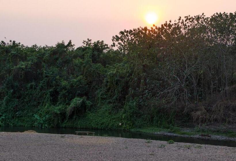 Bed and Breakfast Baan Naratawan