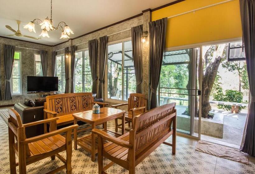 Bed and Breakfast Baan Naratawan