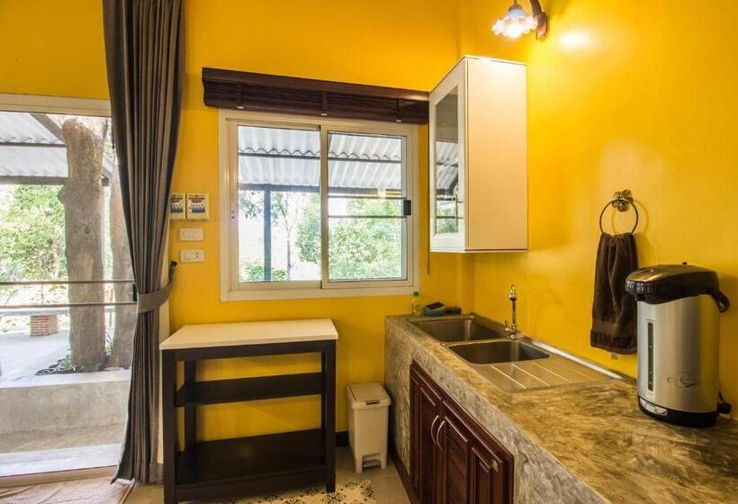 Bed and Breakfast Baan Naratawan