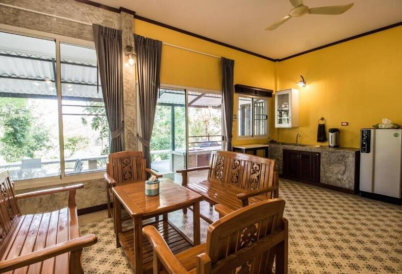 Bed and Breakfast Baan Naratawan