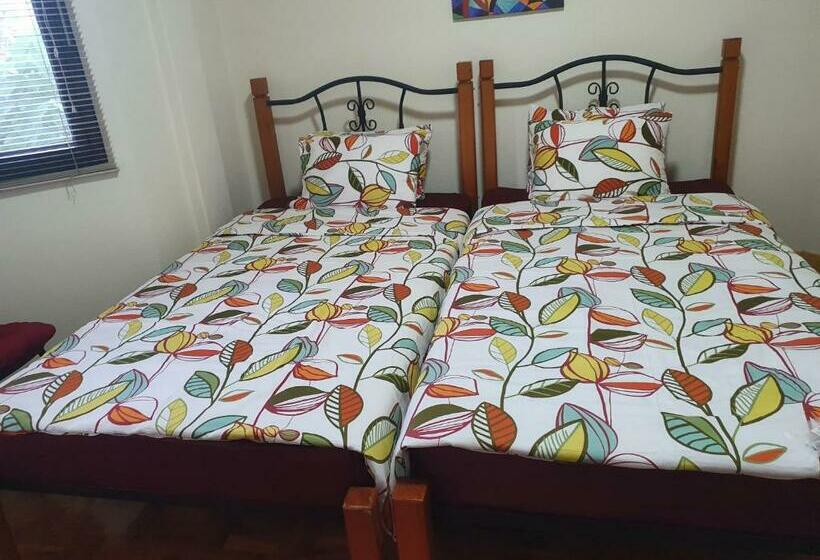 تختخواب و صبحانه Lola S Guest House