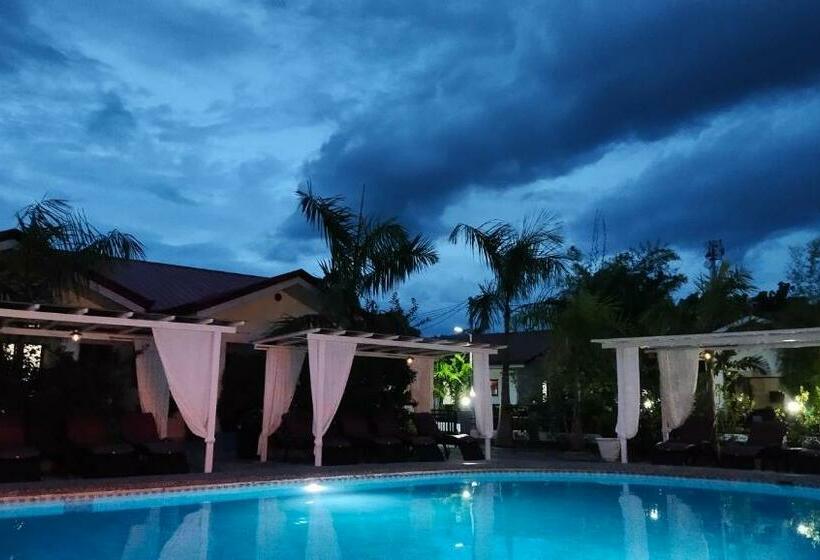 호텔 Garden Village Resort