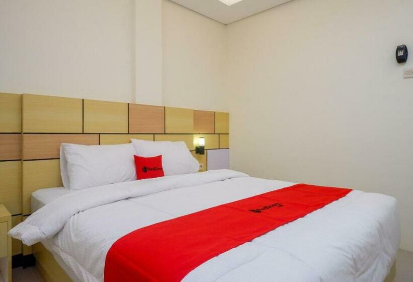 Отель Reddoorz Plus Near Pasar Gede Solo