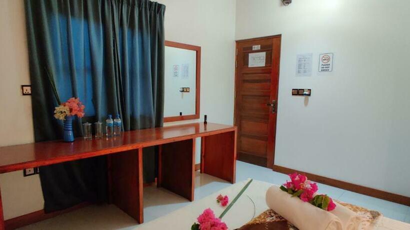 پانسیون Equator Holiday Inn