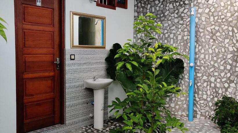 پانسیون Equator Holiday Inn