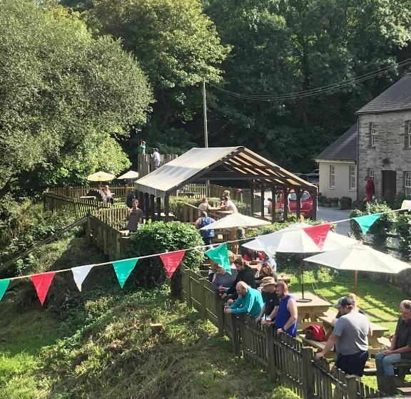 הוסטל The Nags Head Inn