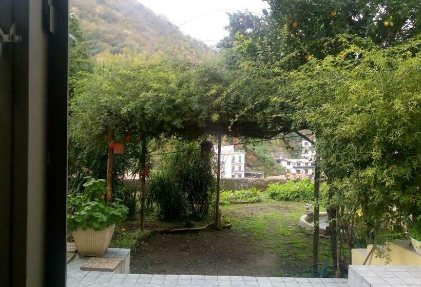 تختخواب و صبحانه L Antico Giardino