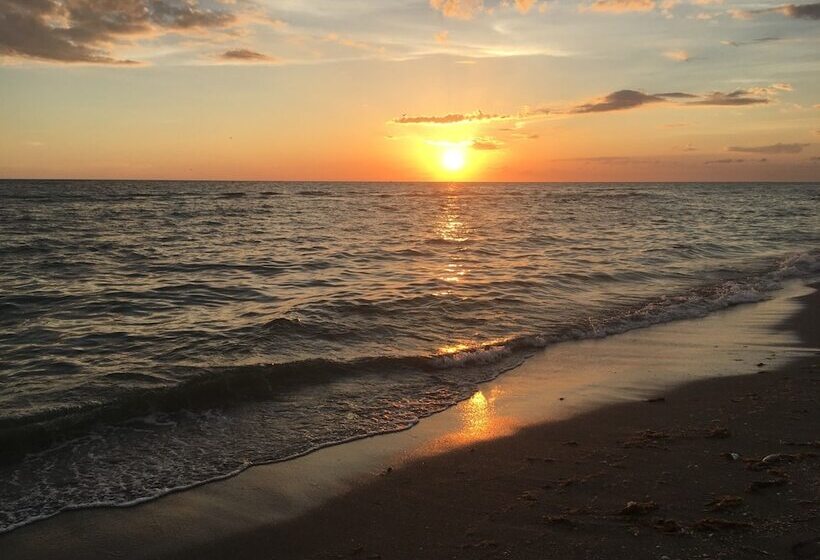 Отель Venice Villas On The Beach