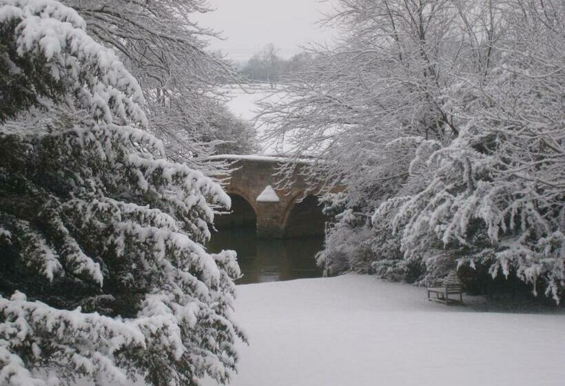 פנסיון Castle Farm Guest House