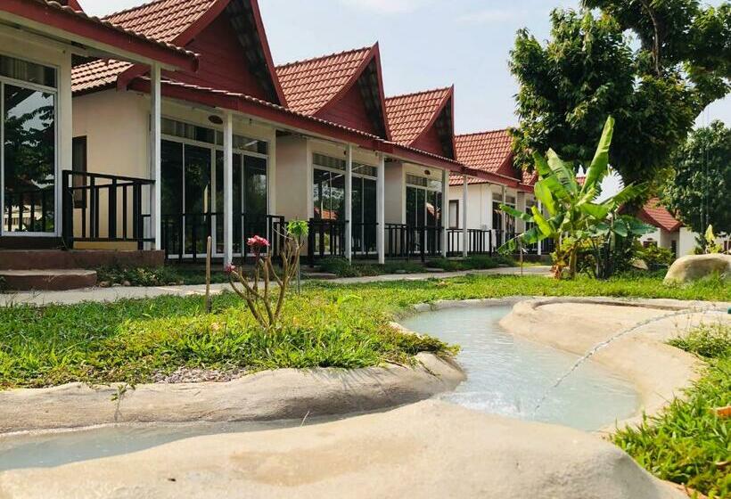 בית מלון כפרי Jungle Paradise Vangvieng   Bungalows