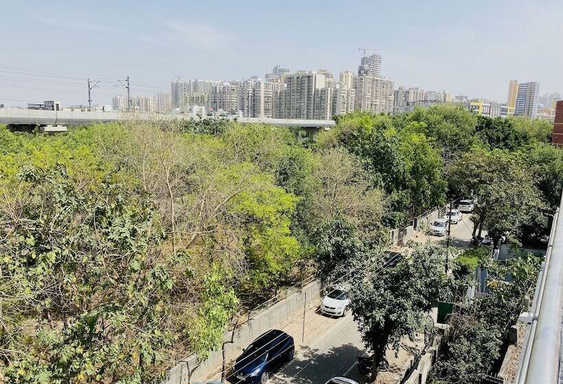 Qotel Hotel Noida Sector 51