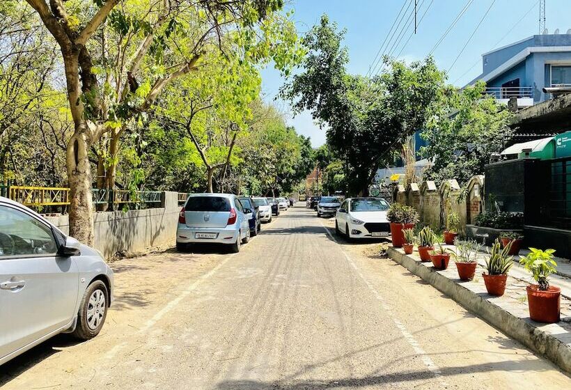 Qotel Hotel Noida Sector 51