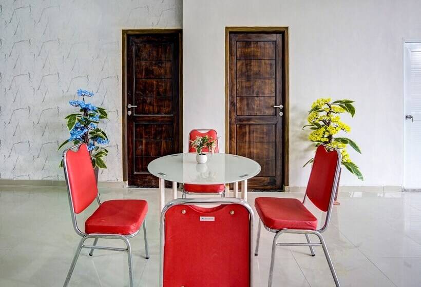 בית מלון כפרי Super Capital O 92506 K1 Residence Gedangan