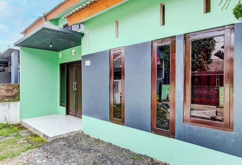 בית מלון כפרי Spot On 92490 Casa Homestay Syariah