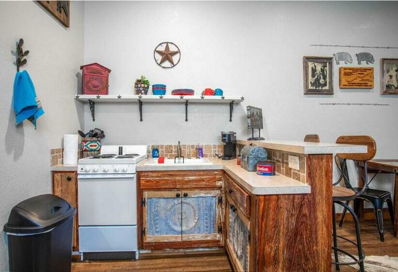 بنسيون Lonesome Dove Bandera Cabin