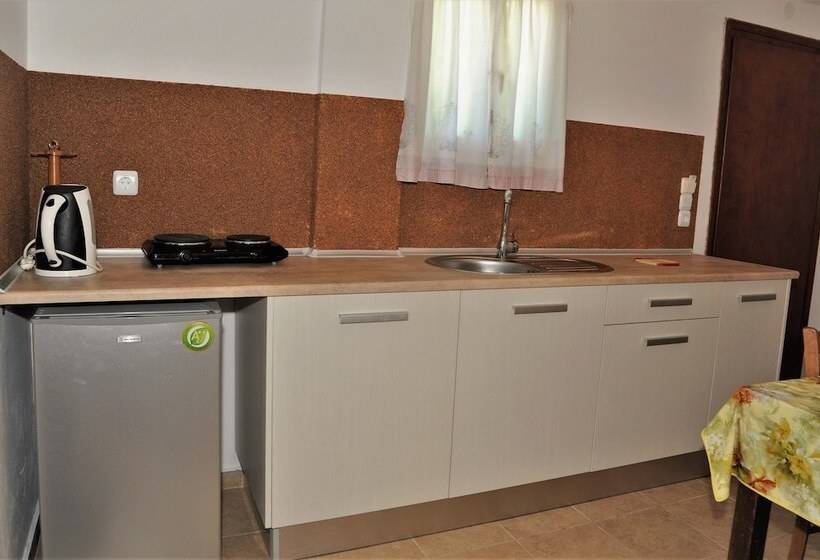 Отель Captains Studios & Apartments