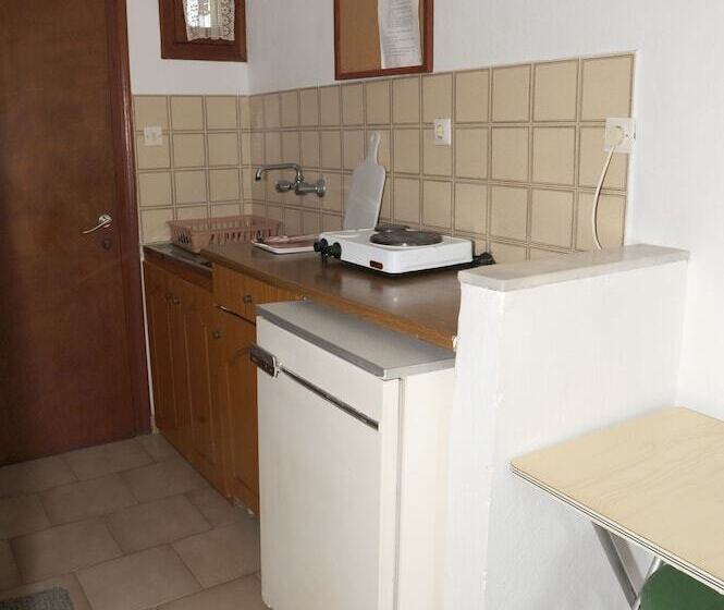 Отель Captains Studios & Apartments