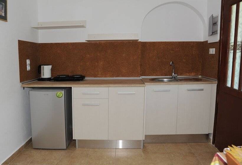 Отель Captains Studios & Apartments