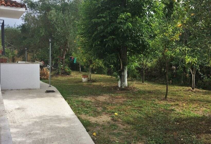 Отель Captains Studios & Apartments