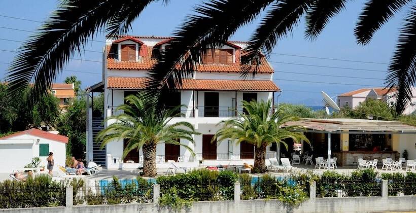 Отель Captains Studios & Apartments