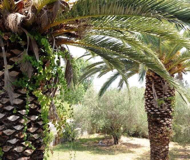 Отель Captains Studios & Apartments