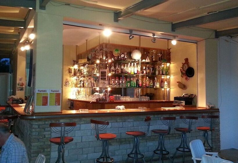 Отель Captains Studios & Apartments