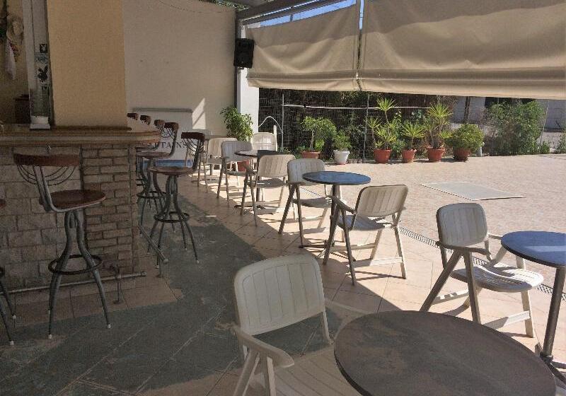 Отель Captains Studios & Apartments