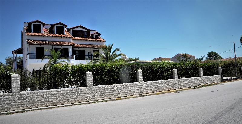 Отель Captains Studios & Apartments